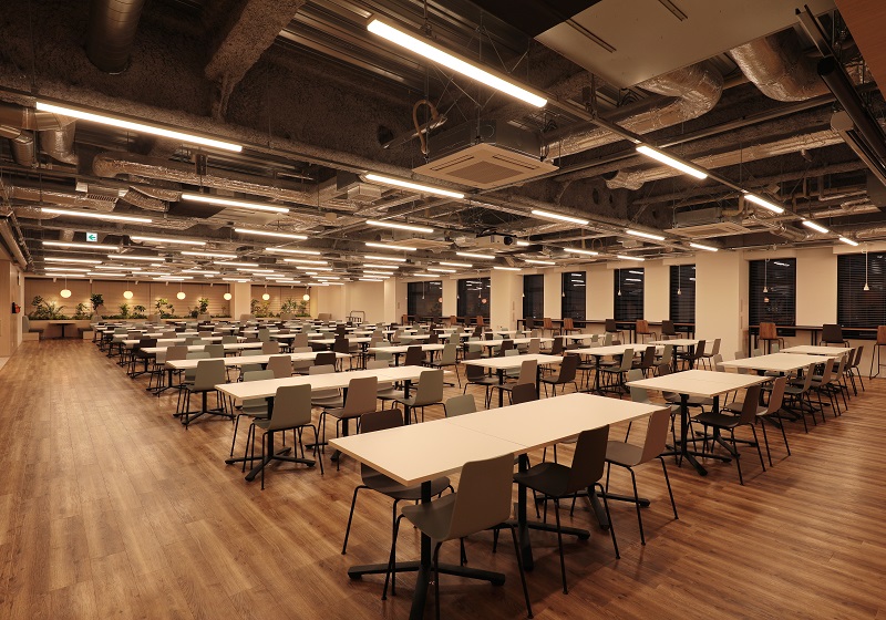 カフェテリア終業(18時～22時)　色温度2700K/60％点灯